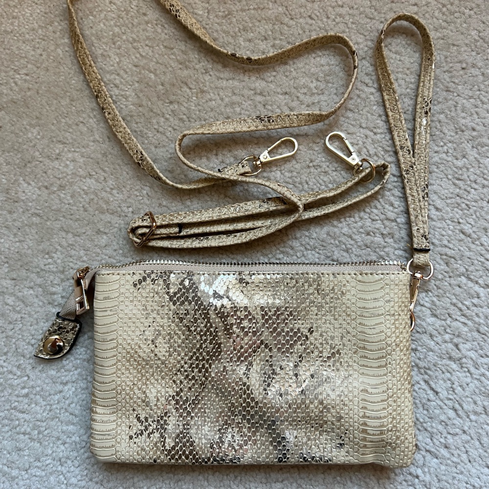 NWOT metallic wristlet w/ removable crossbody strap